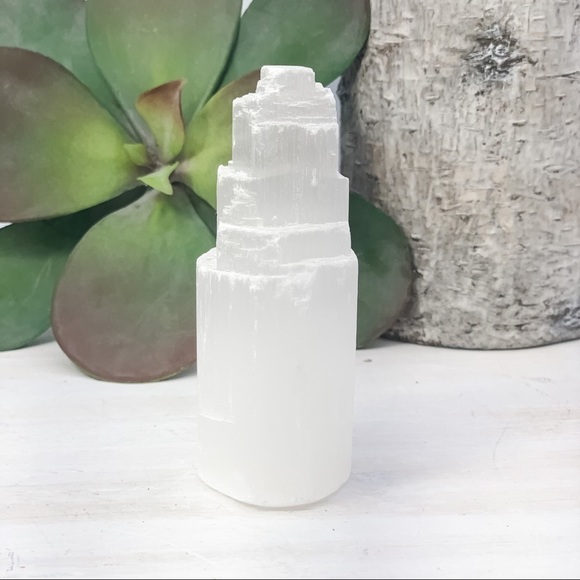 Selenite Skyscaper Tower & Tree Slice Base & Card - Picture 3 of 9